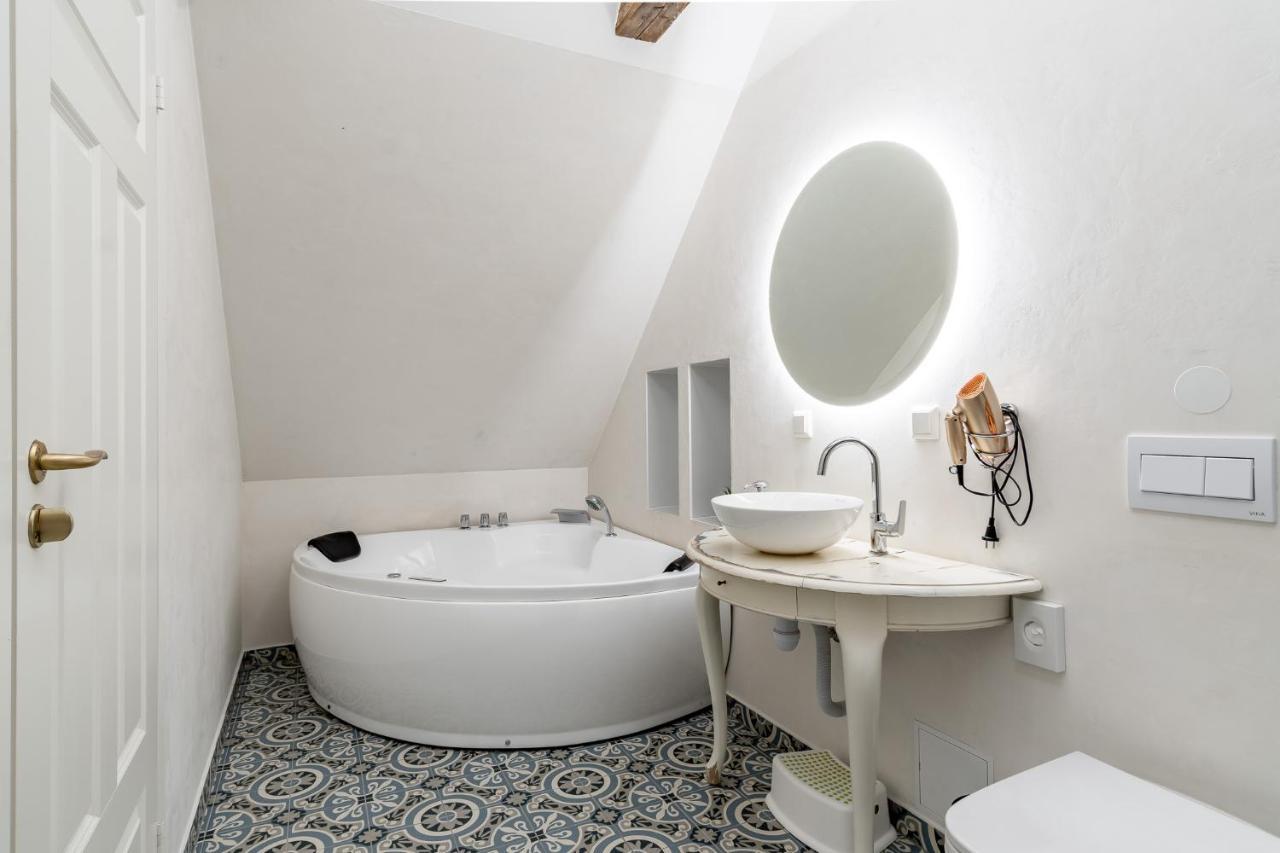 Alice Backyard-Holiday Home And Spa 페르누 외부 사진
