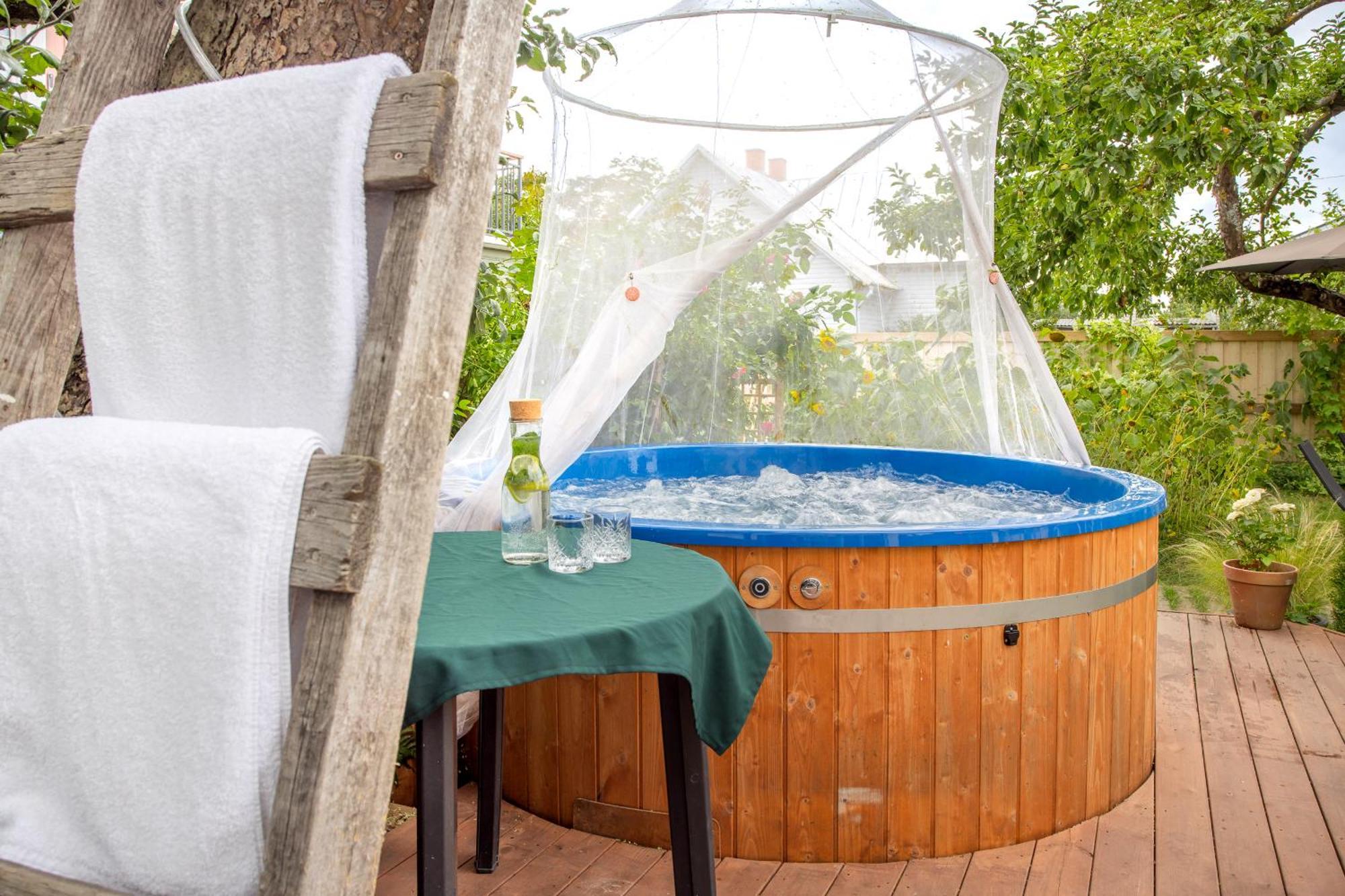 Alice Backyard-Holiday Home And Spa 페르누 외부 사진